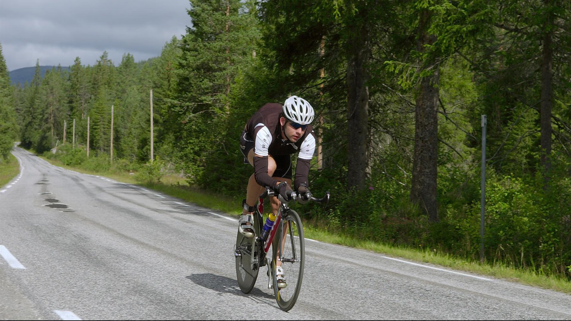 辛纳赛点兑现，热刺淘汰巴塞罗那晋级四强，主帅激动落泪